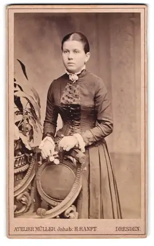 Fotografie Richard Müller, Dresden, Marien-Str. 26, Junge Dame in hübscher Kleidung