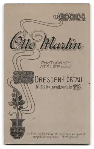 Fotografie Otto Martin, Dresden-Löbtau, Reisewitzerstr. 18, Junge Dame im Kleid mit Zeitung