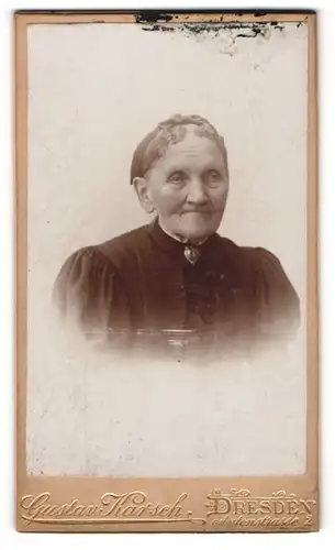 Fotografie Gustav Karsch, Dresden-N., Antonstr. 2, Ältere Dame im Kleid mit Kragenbrosche