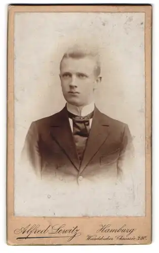 Fotografie Alfred Lewitz, Hamburg, Wandsbecker Chaussée 280, Junger Herr im Anzug mit Krawatte