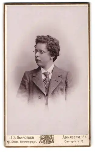 Fotografie J. S. Schroeder, Annaberg i /S., Carlsplatz 3, Junger Herr im Anzug mit Brille