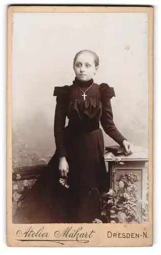 Fotografie Otto Wendt, Dresden-N., Bautznerstr. 29, Junge Dame im Kleid mit Kreuzkette