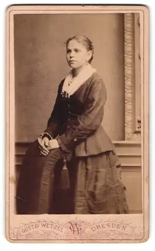 Fotografie Gustav Wetzel, Dresden, Junge Dame in hübscher Kleidung