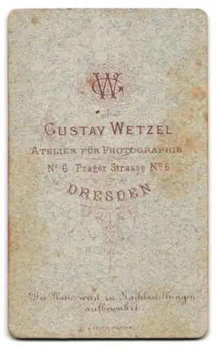 Fotografie Gustav Wetzel, Dresden, Junge Dame in hübscher Kleidung