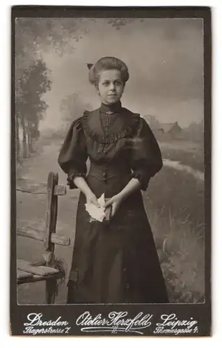 Fotografie Martin Herzfeld, Dresden, Pragerstr. 7, Junge Dame im Kleid mit Buch in der Hand