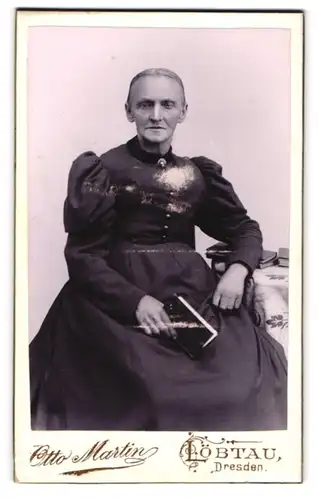 Fotografie Otto Martin, Dresden-Löbtau, Ältere Dame im Kleid mit einem Buch