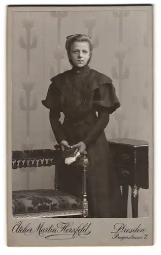 Fotografie Martin Herzfeld, Dresden, Pragerstr. 7, Junge Dame im Kleid mit einem Buch