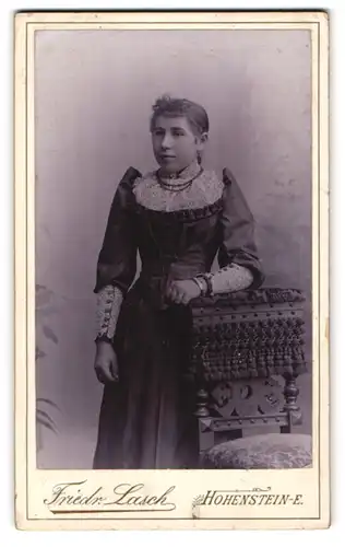 Fotografie Friedr. Lasch, Hohenstein-E., Lungwitzer-Str. 16, Junge Dame in hübscher Kleidung