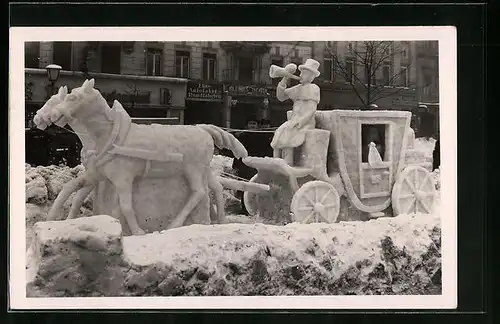 AK Schneeplastik Postkutsche mit tutendem Kutscher