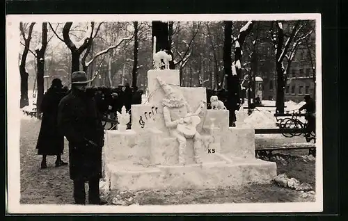 AK Schneeplastik mit Gitarre spielendem Harlekin