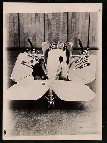 Fotografie Keystone, Berlin, Versuchsflug mit zweimotorigem Monosoar-Flugzeug in Croydon mit eingeklappten Flügeln