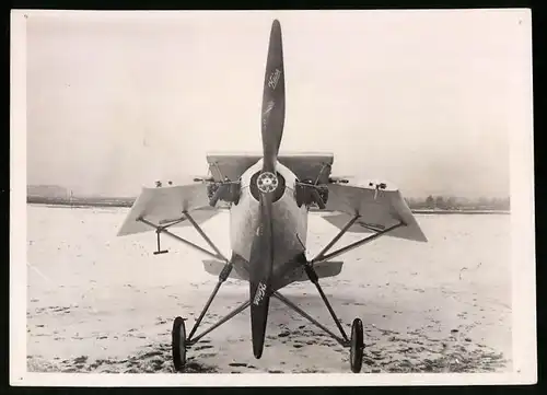 Fotografie Keystoen, Berlin, Flughafen Tempelhof, Volksflugzeug Kleinauto der Luft mit eingeklappten Flügeln, 1932