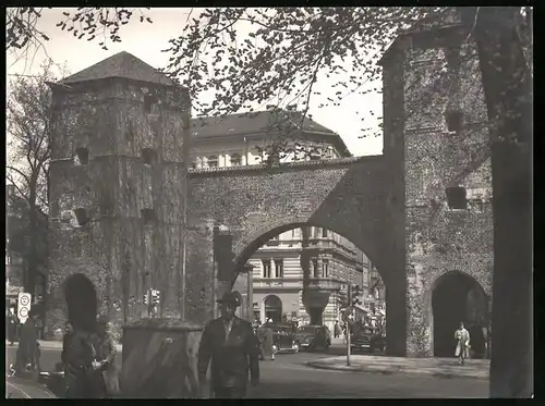 Fotografie unbekannter Fotograf, Ansicht München, Blick auf das Sendlinger Tor mit Autoverkehr