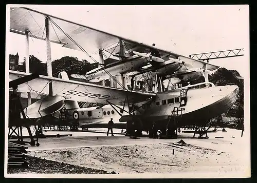 Fotografie Keystone, Berlin, Wasserflugzeug mit drei Motoren udn Kennung SI589 der englischen Armee, 1932