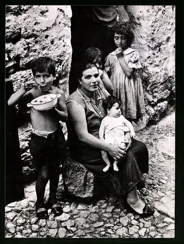 Fotografie unbekannter Fotograf, Ansicht Palermo, Mutter mit vier Kindern vor ihrer Steinbehausung, Elendshöhle