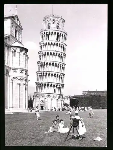 Fotografie unbekannter Fotograf, Ansicht Pisa, Blick auf den Schiefen Turm, Familie mit Plattenkamera
