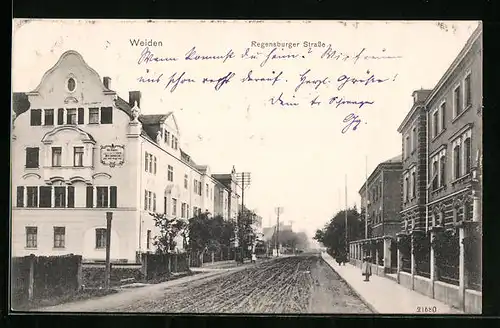 AK Weiden, Regensburger Strasse mit Passanten