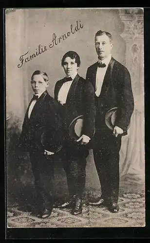 AK Familie Arnoldi mit Zylindern