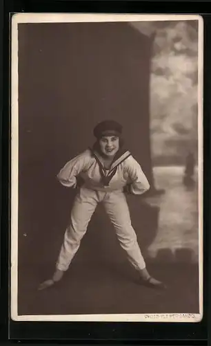 Foto-AK Artistin im Matrosenanzug