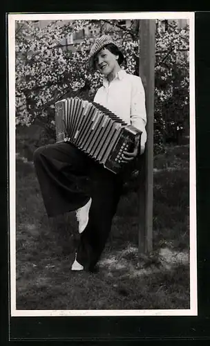 AK Musikerin Ali Wonka mit Akkordeon