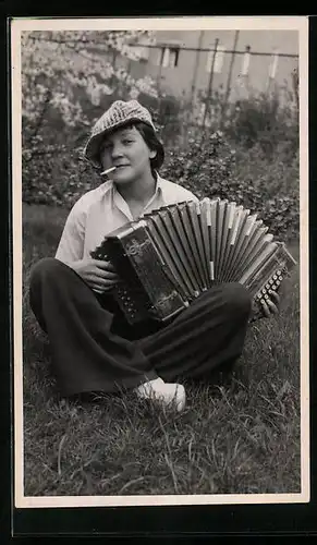 AK Musikerin Ali Wonka mit Akkordeon