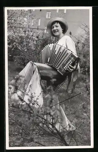 AK Musikerin Ali Wonka mit Akkordeon und Schlaghosen