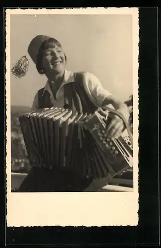 AK Musikerin Ali Wonka mit Akkordeon mit Fes