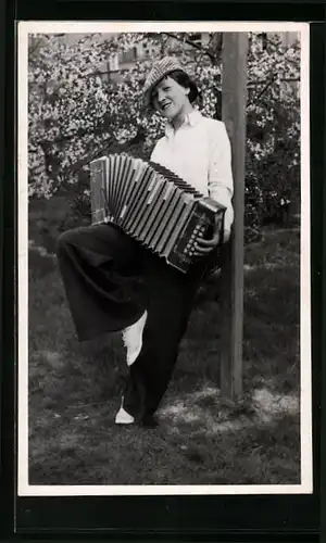 AK Musikerin Ali Wonka mit Akkordeon im Frühling