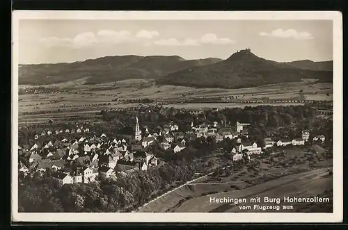 AK Hechingen, Totalansicht mit Burg Hohenzollern, Fliegeraufnahme