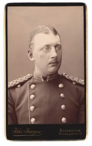 Fotografie Johs. Jager, Stockholm, Fredsgatan 13, Chevauleger in Gardeuniform mit Zwicker und gekämmtem Scheitel