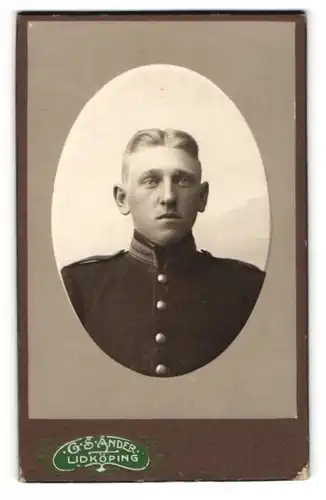 Fotografie G. S. Ander, Lidköping, Junger Soldat in Gardeuniform mit verängstigtem Gesichtsausdruck