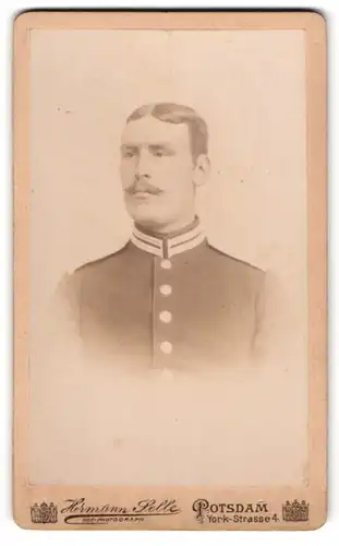 Fotografie Hermann Selle, Potsdam, Yorkstrasse 4, Soldat in Gardeuniform mit langem Gesicht