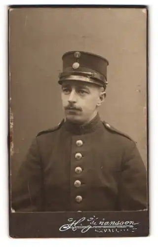 Fotografie H. Johansson, Ort unbekannt, Soldat des 7. Rgts. in Uniform mit Schirmmütze