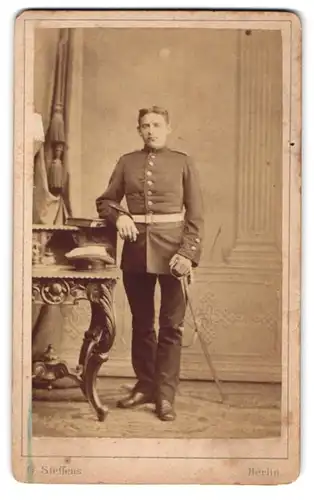 Fotografie G. Steffens, Berlin, Potsdamer-Strasse 116, Soldat in Uniform mit Portepee am Säbel