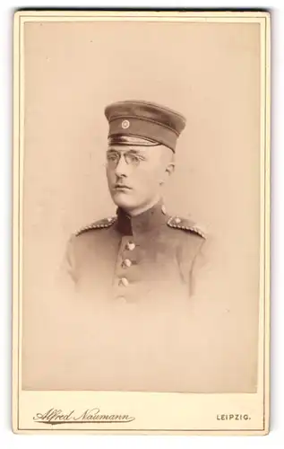 Fotografie Alfred Naumann, Leipzig, Dorotheenstrasse, Einjährig-Freiwilliger mit Zwicker in Uniform