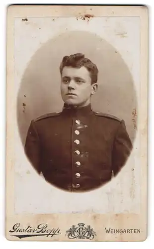 Fotografie Gustav Bopp, Weingarten, Soldat in Uniform mit stolzer Körperhaltung