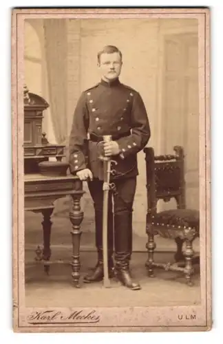 Fotografie Karl Meckes, Ulm, Glöcklerstrasse 11, Chevauleger in Uniform mit Portepee am Säbel