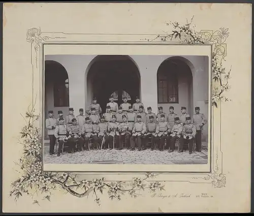 Fotografie P. Jünger & A. Jakisch, Wien, Ansicht Wien, K.u.k. Soldaten in Uniform teilweise mit Orden und Säbel