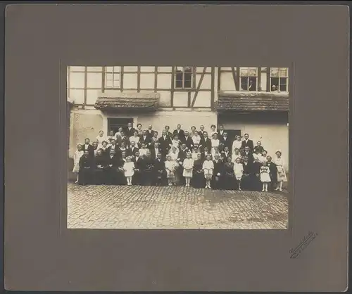 Fotografie Conrad Lucke, Weissenfels, Ansicht Weissenfels a. S., Hochzeitsgesellschaft in festlicher Bekleidung