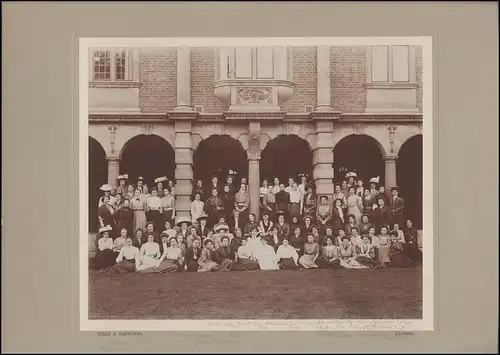 Fotografie Hills & Saunders, Oxford, Ansicht Oxford, Girls School, Schulmädchen einer Mädchenschule modisch gekleidet