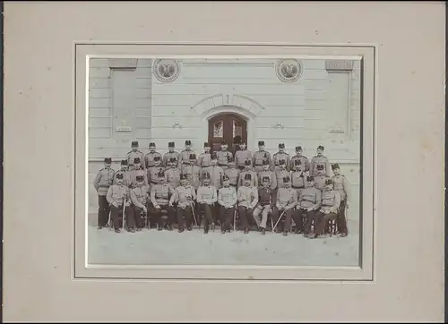 Fotografie Leopold Sess, Wien, Ansicht Wien, k.k. Landwehr Regiment Wien Nr. 1, Soldaten in Uniform z. T. mit Orden