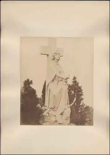 Fotografie unbekannter Fotograf, Ansicht Mailand - Milano, Statue de la Cimetiere