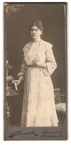 Fotografie H. Steinmetz, Halle /S., A. Promenade 1b, Junge Frau mit Lockenfrisur in weissem Kleid