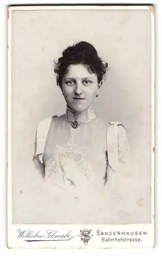 Fotografie Wilhelm Schwabe, Sangerhausen, Bahnhofstrasse, Lächelnde junge Frau mit Locken und Brosche