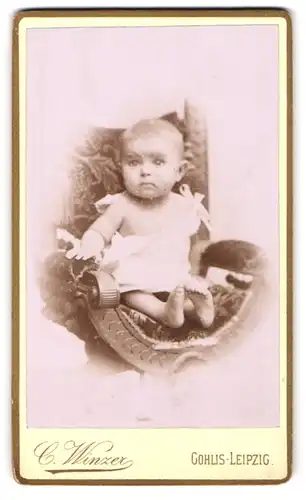 Fotografie C. Winzer, Cohlis-Leipzig, Leipziger Strasse 7, Baby mit grossen Augen auf einem Sessel