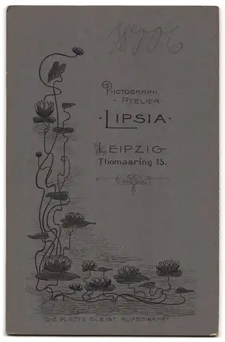 Fotografie Atelier Lipsia, Leipzig, Thomasring 15, Dame mit gewellten Haaren und Brosche