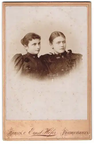 Fotografie Ernst Höfer, Berlin C., Gontard-Strasse 4, Zwei junge Frauen mit Broschen