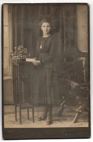 Fotografie unbekannter Fotograf und Ort, Konfirmandin mit Haarschleife und Medaillon