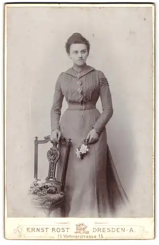 Fotografie Ernst Rost, Dresden-A., Wettinerstrasse 15, Junge Frau in tailliertem Kleid mit Blüten in der Hand