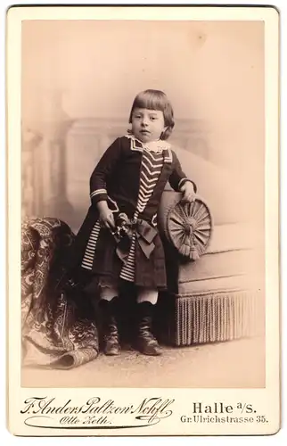 Fotografie F. Anders Paltzow, Halle /S., Gr. Ulrichstrasse 35, Kind mit Prinz Eisenherz-Frisur im Kleid